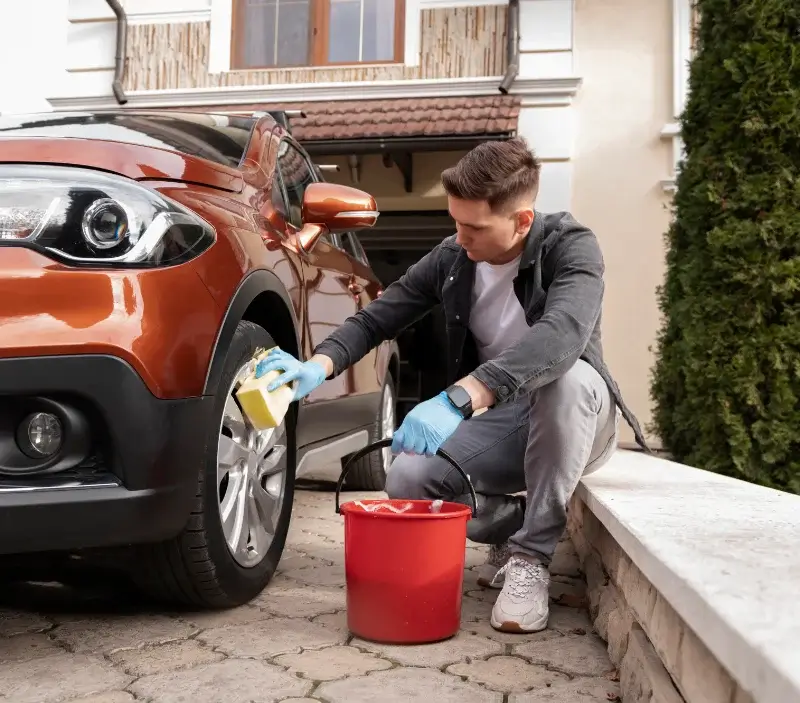 Lavage auto à domicile Ferrière-Larçon : professionnel intervenant sur un véhicule